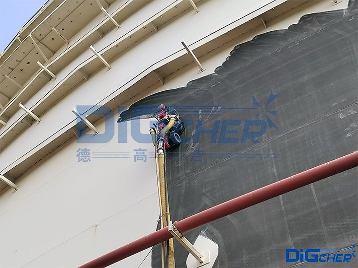 德高潔石化儲(chǔ)罐爬壁機(jī)器人防腐施工